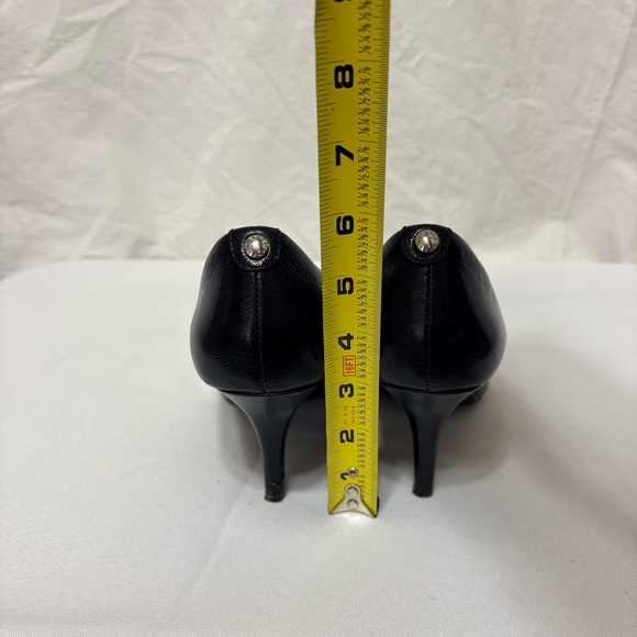 Michael Kors Flex Mid-Heel pumps in black leather. - Picture 5 of 10